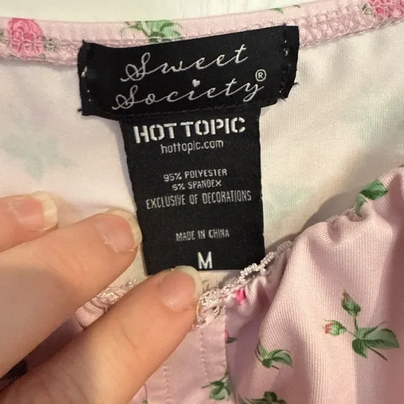 Hot Topic Light Pink Rose Print Crop Top - Picture 2 of 3